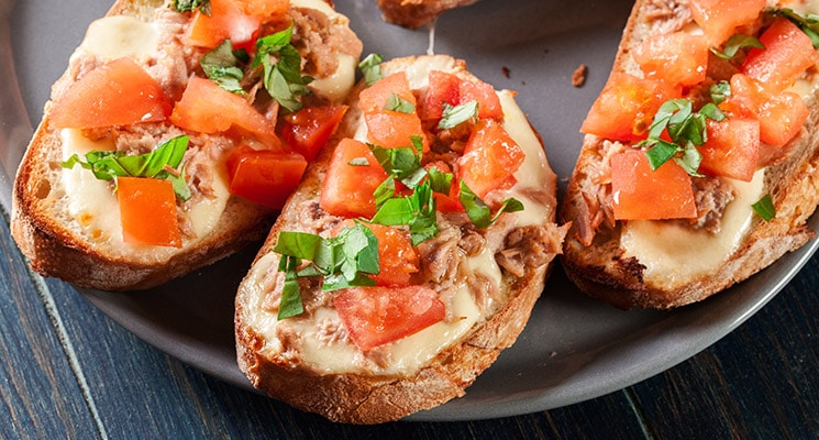 Brot mit Thunfisch und Mozzarella